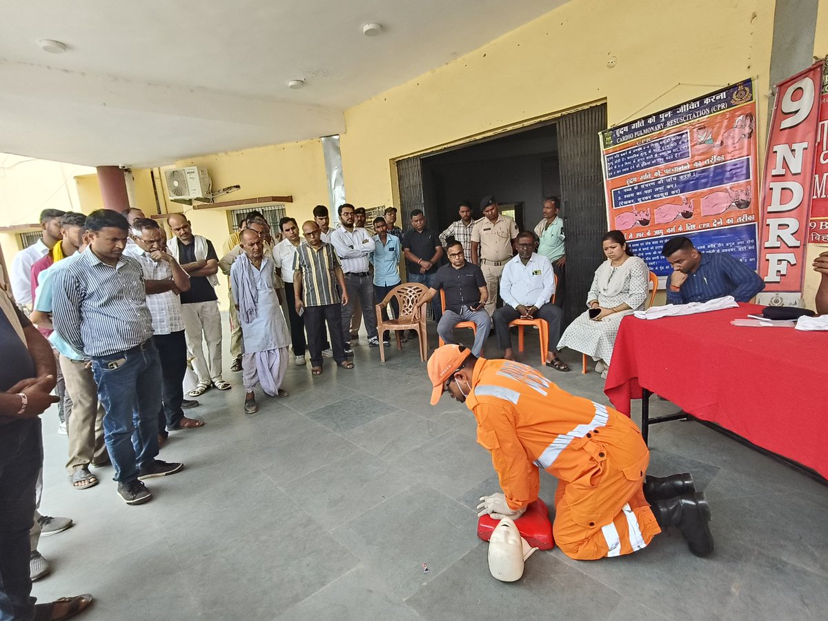 09NDRF's tweet image. #CommunityAwarenessProgramme conducted at Block #Dumraon, Buxar in which CO &amp;amp; block staffs were present and got benefited.
Techniques of PHT  medical emergencies, bleeding control, CPR,thundering  &amp;amp; #lightening,Snake bite and rescue techniques have been taught &amp;amp; demonstrated.