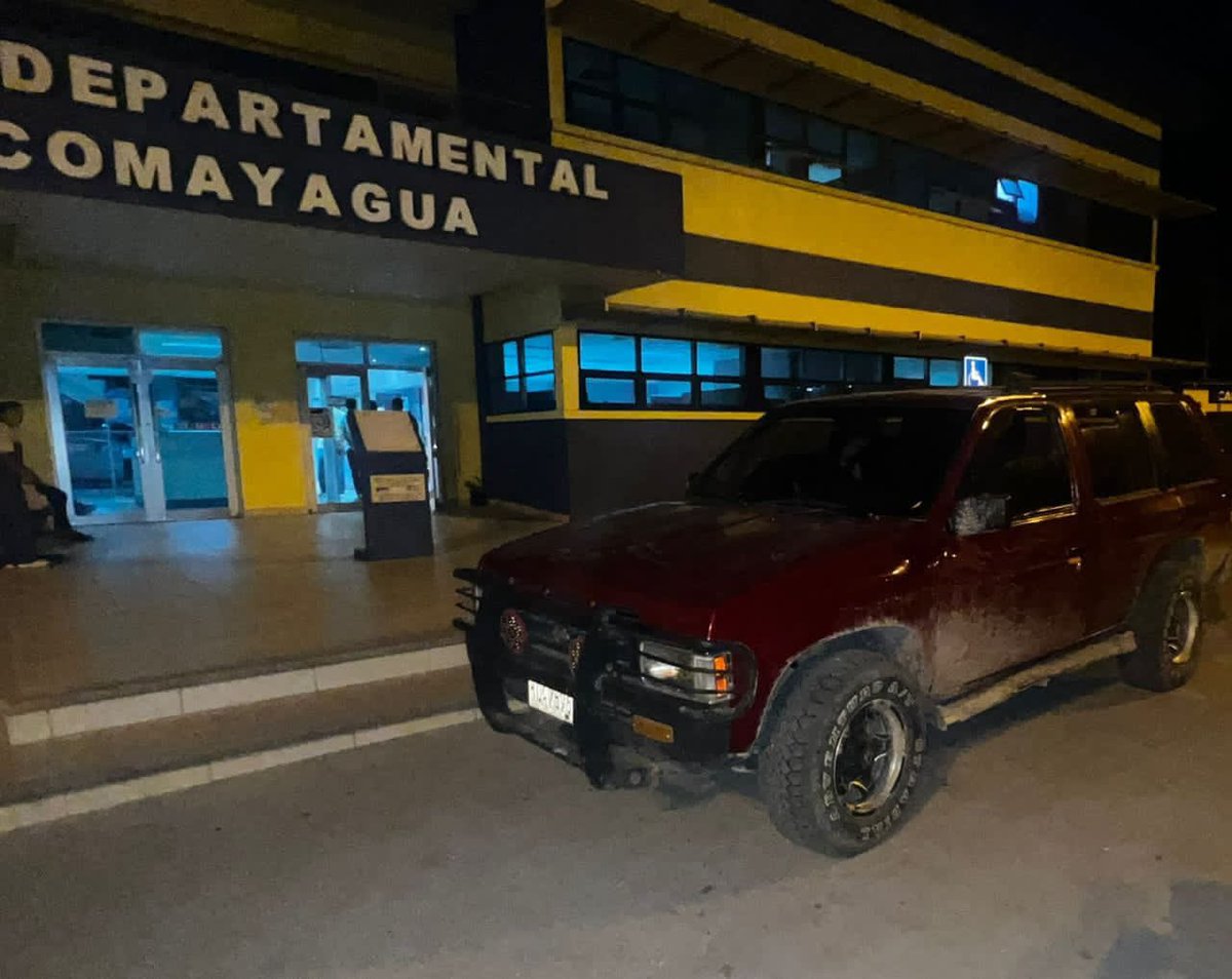 dpi_honduras's tweet photo. #DeImpacto🚨🚔

Tras cometer homicidio policías capturan a dos de los sospechosos en Comayagua

-El homicidio se registró en la Villa de San Antonio, Comayagua donde falleció Brayan Damián Varela Medrano de 26 años

https://t.co/RzWGCT5lt8 https://t.co/zRnYbgLu4A