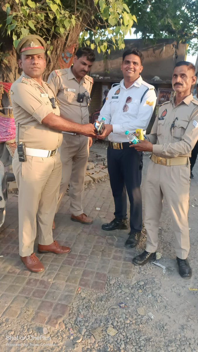 bareillytraffic's tweet photo. भीषण गर्मी के द्रष्टिगत लू से बचाव हेतु टी.एस.आई. द्वारा डयूटीरत कर्मचारीगण को ORS के पैकेट वितरित किये
#Parvah 
#RoadSafety 
#BareillyZonePolice 
#परवाह 
#सड़कसुरक्षा 
#बरेलीजोनपुलिस
@Uppolice
@uptrafficpolice
@dgpup
@adgzonebareilly
@igrangebareilly
@bareillypolice
@trfhelplinebry
@kanpurtraffic
@Agratraffic
@Ghaziabadpolic1