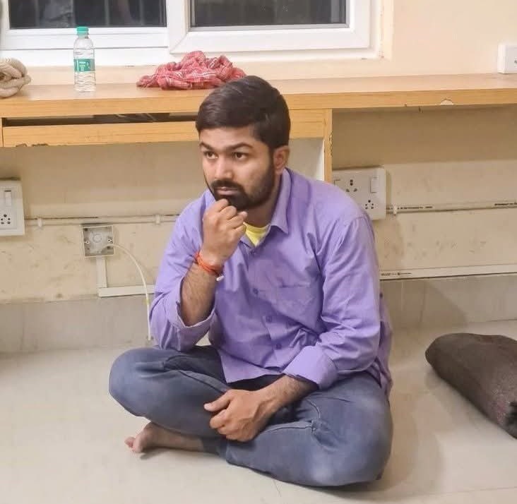 मनीष कश्यप — वही जो गाली-गलौज और फेक न्यूज फैलाने के चलते जेल गया था, फिर बीजेपी में शामिल हुआ और मुख्यमंत्री बनने की कोशिश में भी लगा रहा। अब फिर किसी नई हरकत को लेकर सुर्खियों में है। आखिर ये इंसान सुधरता क्यों नहीं?