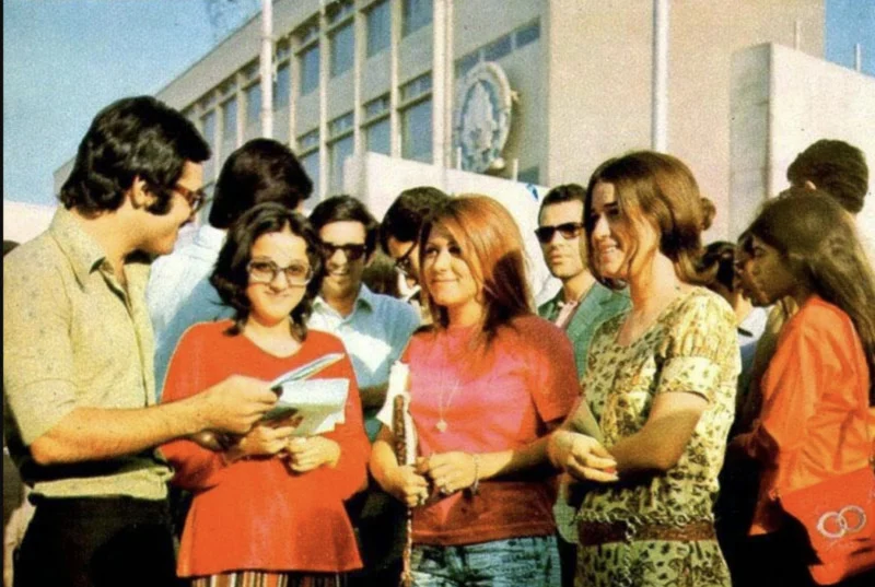 initfortechonly's tweet photo. عکس‌های تاریخی که شاید قبلاً ندیده باشید 🧵☎️

1. ایران، چند ماه قبل از انقلاب اسلامی سال ۱۳۵۷ https://t.co/uJVJFI8hNE