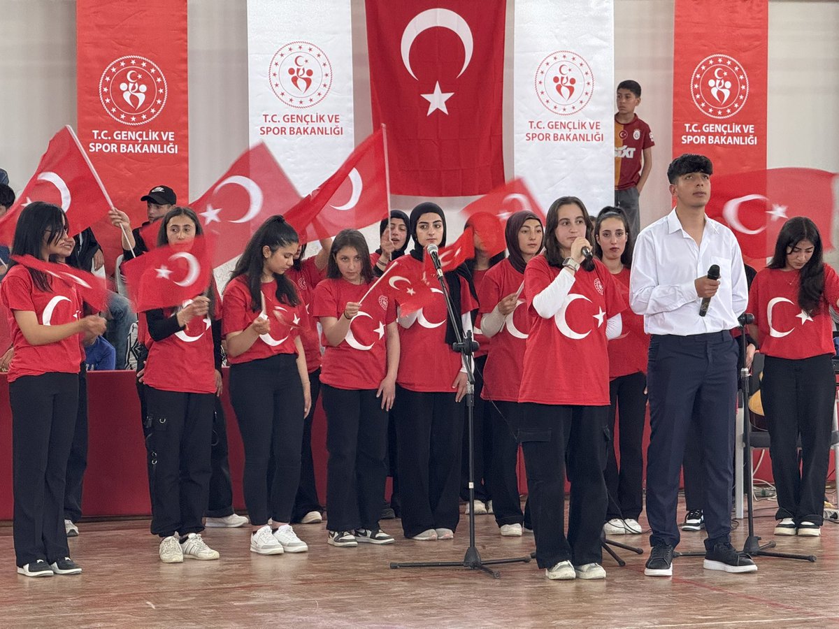 Kaymakamımız Hasan Raşit TAŞKIN,
🇹🇷 19 Mayıs Atatürk’ü Anma, Gençlik ve Spor Bayramı’nın 106. yıl dönümü münasebetiyle;
📍 İlçe Gençlik ve Spor Kapalı Spor Salonu’nda düzenlenen kutlama programına katıldı.
🇹🇷 19 Mayıs Atatürk’ü Anma, Gençlik ve Spor Bayramı coşkuyla kutlandı.