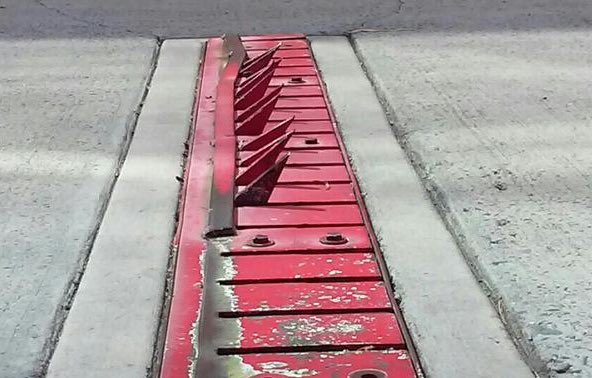 oKV65BSJM7zPNCF's tweet photo. 高速道路の逆走防止にアメリカのこれ導入してほしいよね🗡️ https://t.co/nfsmLbKZPk