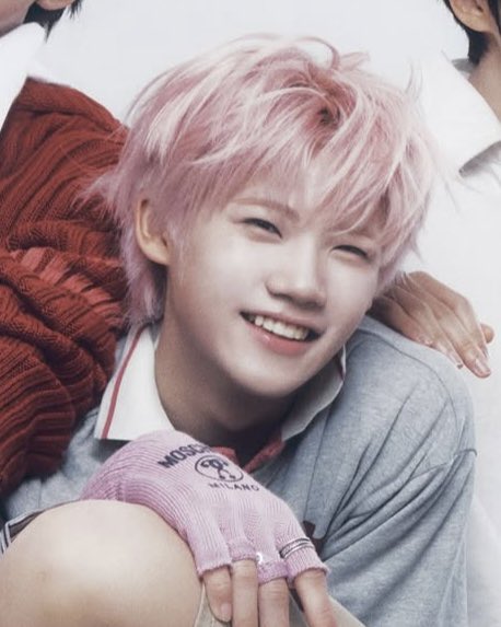 squishykenshin's tweet photo. this specific photoshoot 🤏

#켄신 #KENSHIN https://t.co/4kNE6BOSEL