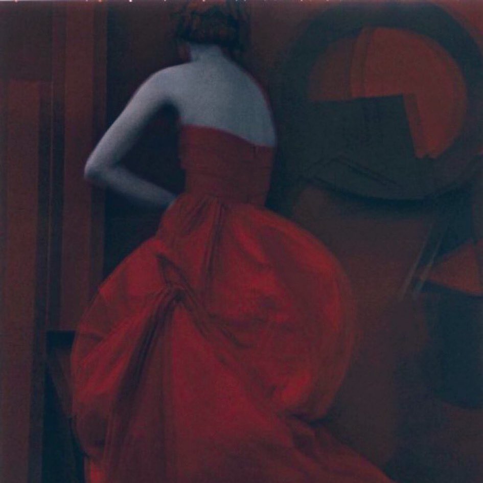 🌿Un mot que tu dis
      Et l’après-midi 
      Confond l’ombre et la lumière 

Paul Éluard 

Sarah Moon