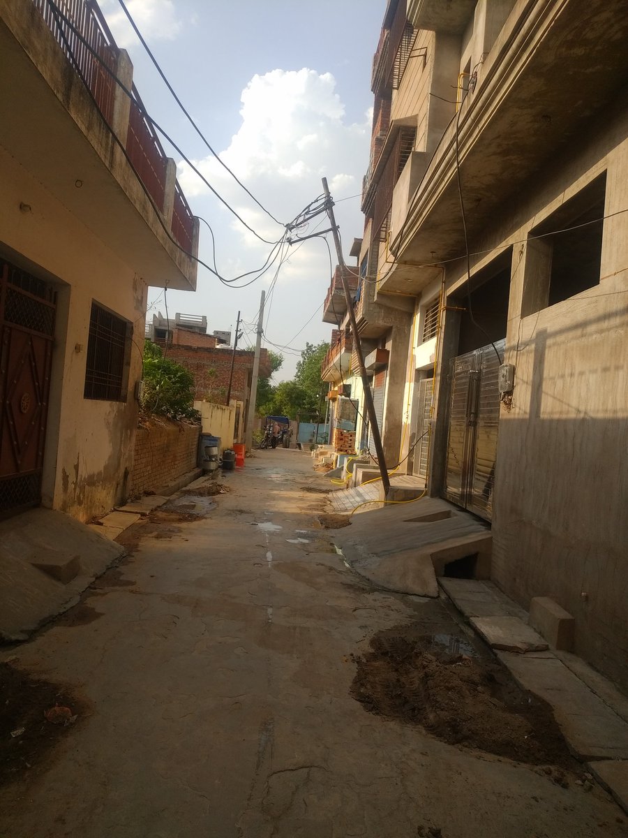AmbreeshRajput's tweet photo. @dvvnlbanda @aksharmaBharat महोदय ये जर्जर विद्युत का पोल कभी भी गिर सकता है, जिससे जान माल का नुकसान होने की संभावना है। वार्ड के सभासद महोदय को भी सूचित किया है लेकिन कोई कार्यवाही नहीं हो पा रही है। कृपया उचित कार्यवाही करने की कृपा करें जिससे कि किसी अनहोनी से बचा जा सके🙏 https://t.co/ASamFoXf9s