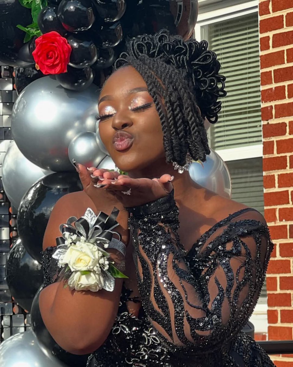 MrAteOhFor's tweet image. My niece bodied prom night!