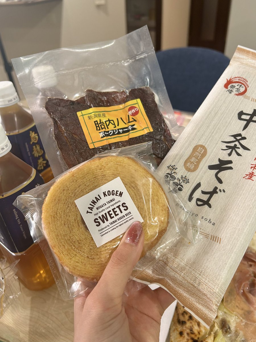bbg_hasegawa315's tweet photo. ラジオ　#レナのツボ　でご一緒している坪田さんが、胎内市に遊びに行って下さいました〜🙌🏻ｳﾚｼｨ~♡

胎内市のお土産たくさん〜☺️
ぜーーーんぶ！美味しいの〜！！
是非、皆様も胎内市に遊びに来て下さい〜💭

6月放送にて、いろいろお話が聞けますよ〜📻

#新潟　#胎内市 https://t.co/4A0yunCtmJ