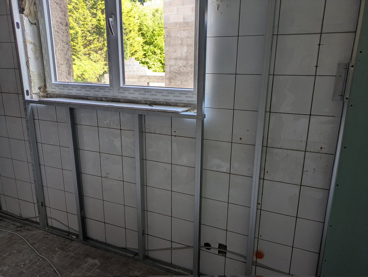 La semaine dernière remplacement de la fenêtre et posé de la structure de la cloison de la salle de préparation et mise à la terre du premier onduleur.

#RG2 #Datacenter #Association