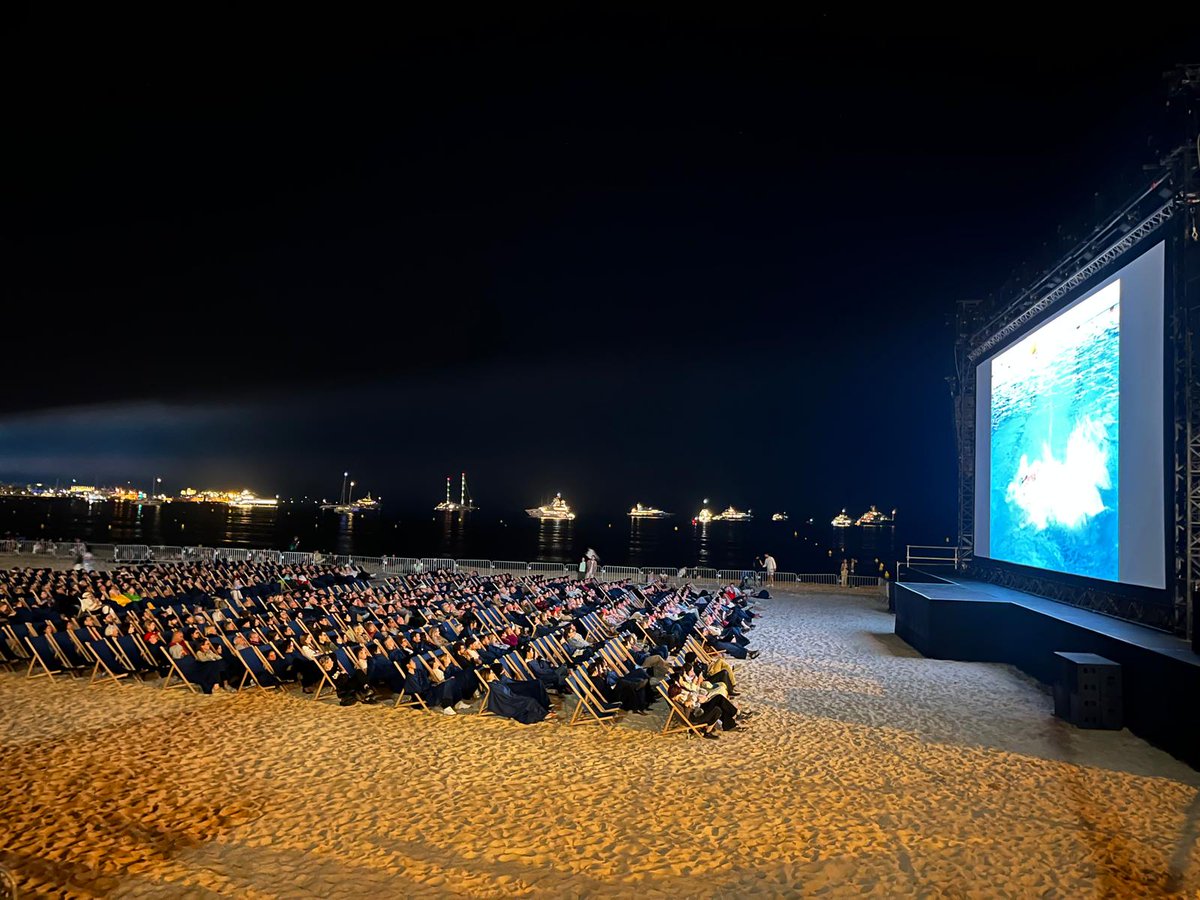 Et voilà la surprise que nous vous réservions avant la projection de Palombella Rossa de #NanniMoretti au Festival de Cannes !

Les musiciens de Jungle VIP ont enflammé le #cinémadelaplage, grande joie d’avoir pu partager ce moment extraordinaire avec vous !