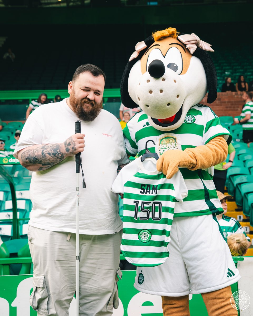 CelticFCDAO's tweet image. It was a pleasure to welcome @JonAttenborough to the @CelticFCWomen match yesterday where Jon was presented with a dog jacket which we had planned to present to Sam on his 150th match. Sadly Sam is no longer here, however, it was a pleasure to present the jacket to Jon 🦮🎧