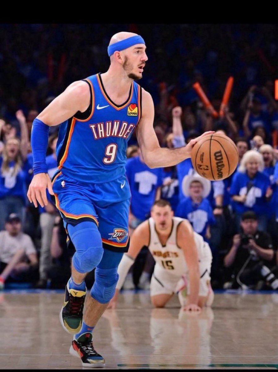 An all-time Thunder photo. Hang it from the rafters.