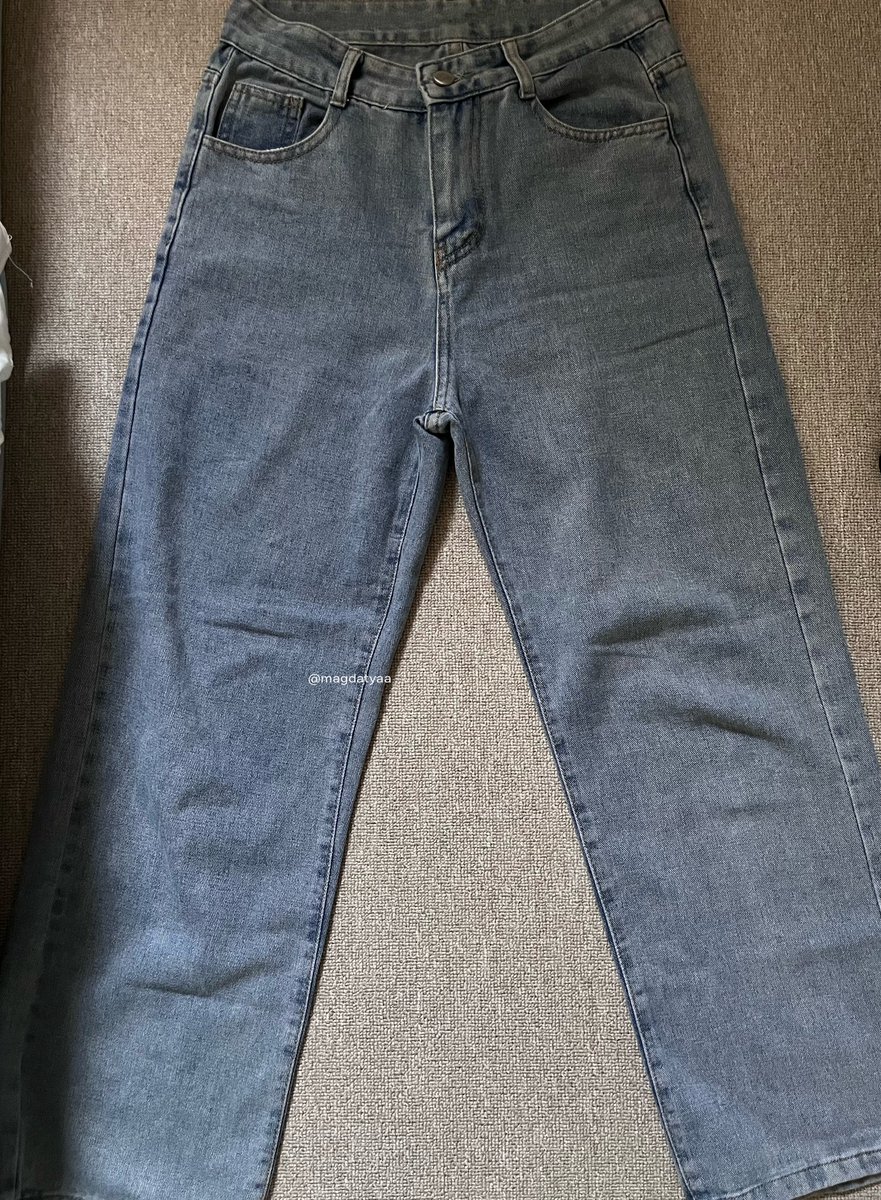 idmagdalenac's tweet photo. 🎀 mom jeans

📎https://t.co/ROKaQPxH3E

sumpah ini celana jeans aku satu2nya yg sering aku pake. bikin keliatan jenjang, warnanya netral jadi bakal masuk ke banyak outfit. 
Aku beli jeans ini waktu awal tahun 2022, sampe skrg warnanya ga pudar, jahitannya masih rapih, resleting dan kancingnya jg masih awet.

Tb aku 153/52 yaa, pas bgt aku ambil ukuran M. Gak kaku dan ga sakit kalo dipake jongkok.