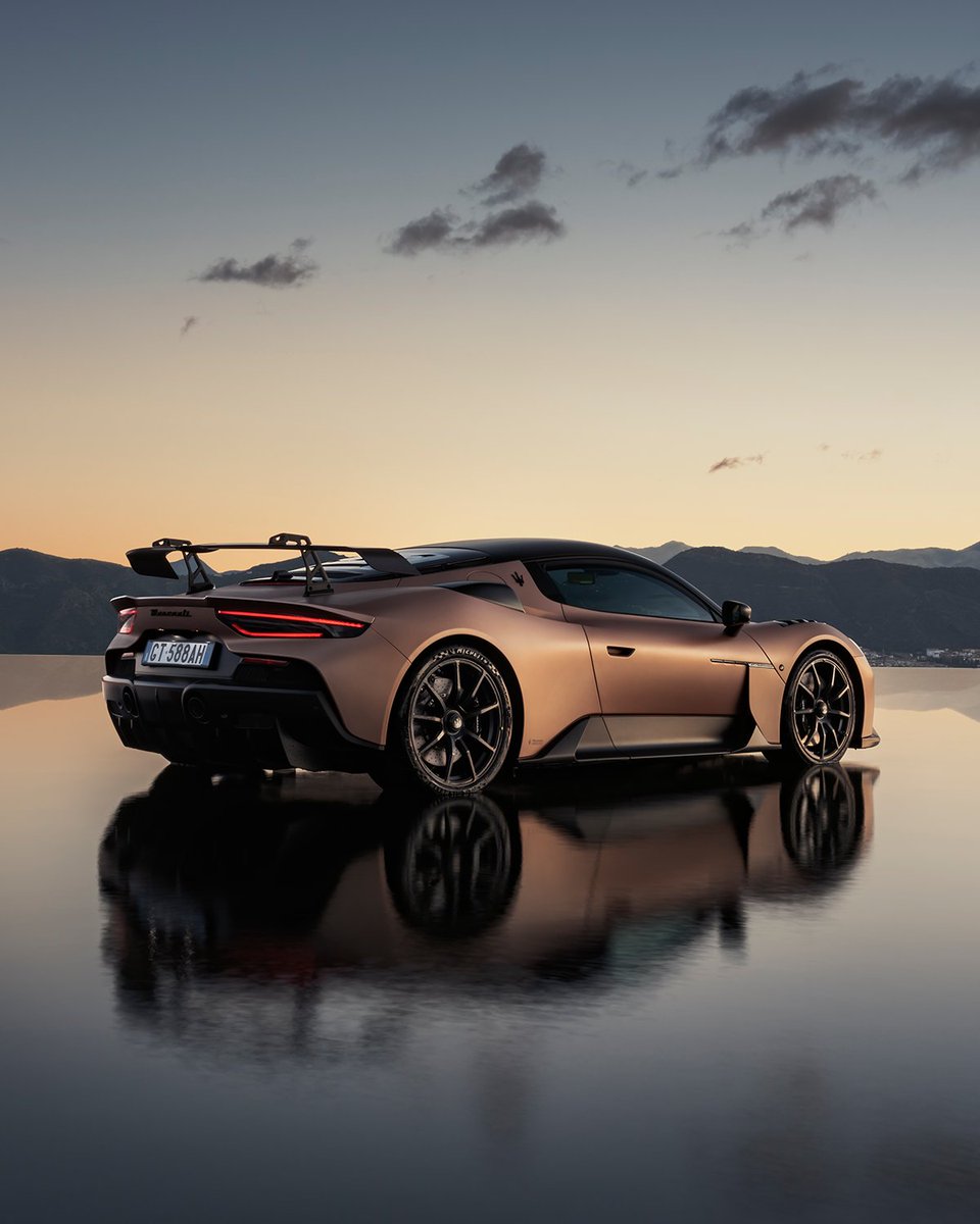 And just like that, the sky had competition. ​
#MaseratiGT2Stradale #Maserati