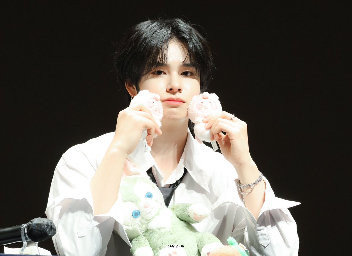 250323 위드뮤

🐷💖

#CRAVITY #SERIM #크래비티 #세림