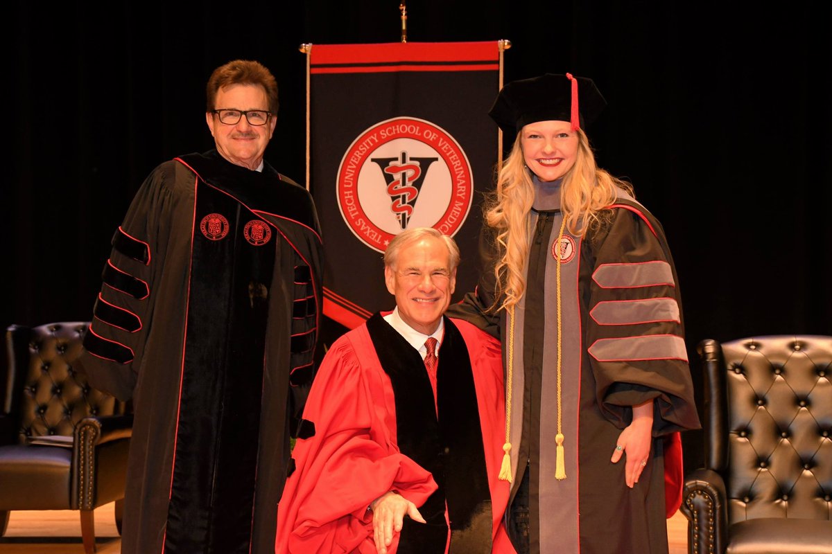 brooke_foster8's tweet photo. Introducing Dr. Brooke Foster, DVM🤠 https://t.co/Yj1g2HjSGS