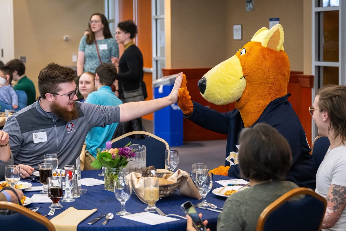 uakronalumni's tweet photo. Thank you to those who joined us for the @UAkron_Engr Alumni Breakfast. 🎉 We hope you enjoyed hearing updates from Dean Menzemer, engaging with engineering alumni, faculty, staff, and students, and celebrating Steve Koerner ’92, our 2025 Distinguished Alumni Award recipient! https://t.co/UzWzmvx5KA