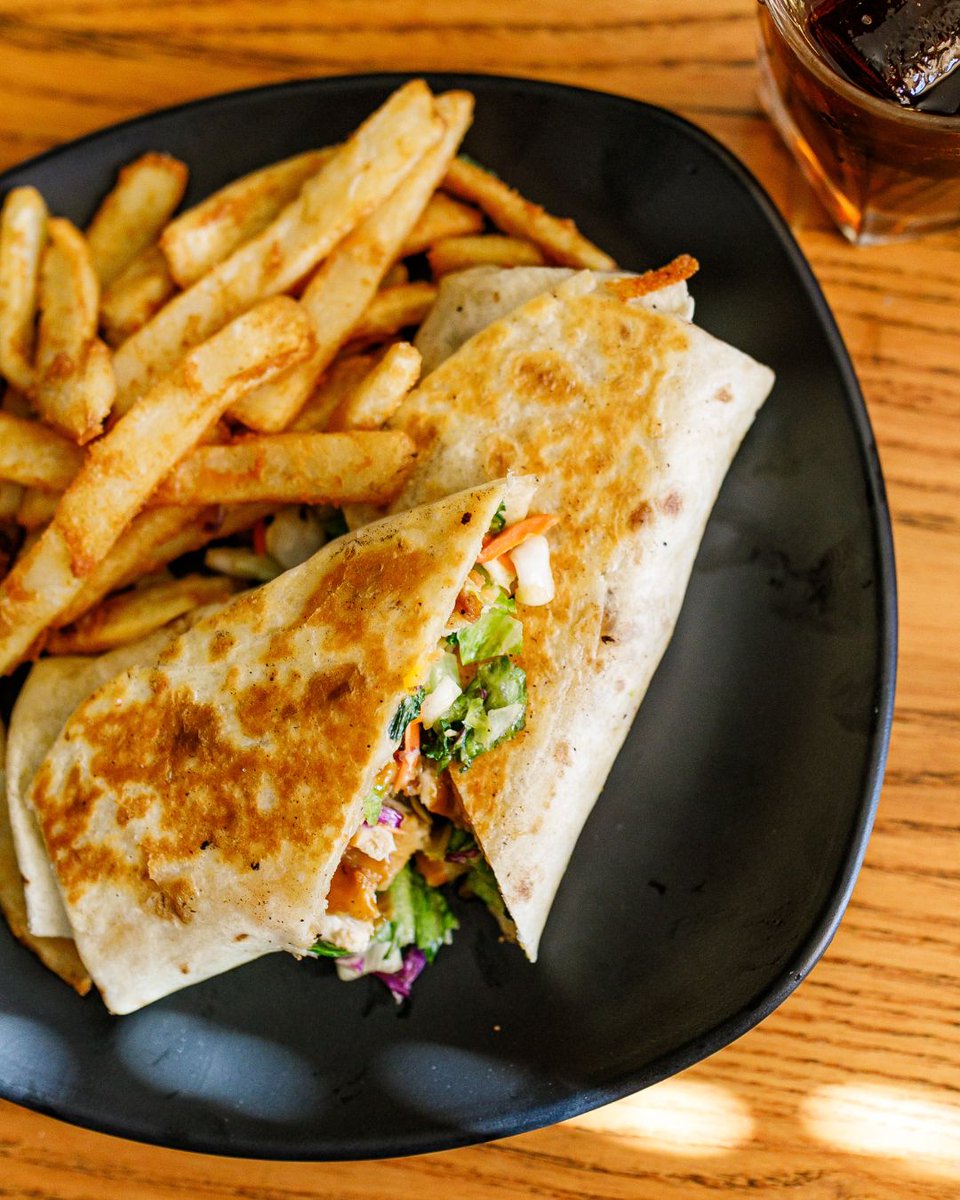 mugshotsburgers's tweet photo. So good, we made it ✌️ways!
Try our new "Terri"-Yaki Chicken Wrap and Elise's Wok &amp; Roll Teriyaki Bowl! https://t.co/dqfQKHMOPB