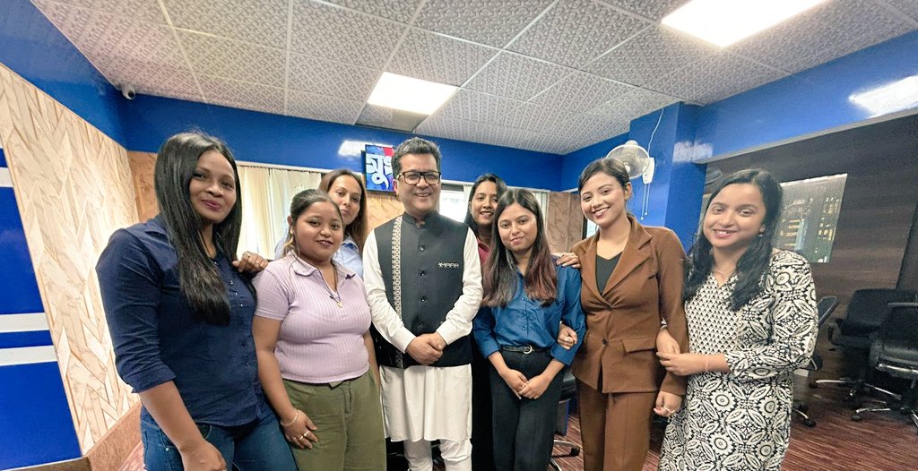 Alimpika_Borah's tweet photo. हमारे #NationNE कार्यालय में @PmargheritaBJP दादा के साथ कार्यालय की सभी नारी शक्ति एक साथ।
@PmargheritaBJP आपका बहुत-बहुत आभार! https://t.co/xvNTvyeJIZ