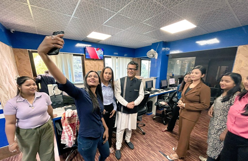 Alimpika_Borah's tweet photo. हमारे #NationNE कार्यालय में @PmargheritaBJP दादा के साथ कार्यालय की सभी नारी शक्ति एक साथ।
@PmargheritaBJP आपका बहुत-बहुत आभार! https://t.co/xvNTvyeJIZ