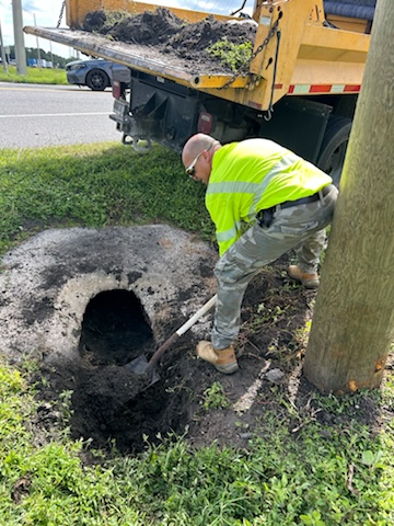 MyFDOT_SWFL's tweet photo. Hurricane Season is just around the corner, and at FDOT, we are committed to supporting our community in weathering the storm! Whether itβs debris cleanup, storm drain preparation, or clearing, weβre all in this together! #OneFDOT #HurricaneSeason https://t.co/qQFL2o8OzM