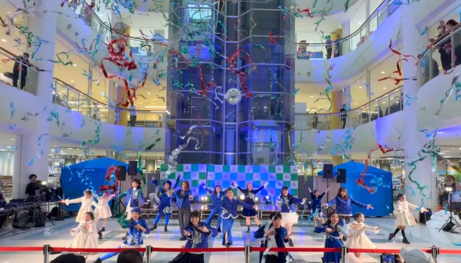 結局、暗転できない商業施設の中でどうやってバックフットのシルエットを見せたんですか？？というお問合せいただいたので…

白幕に影でシルエット、そしてサビで振り落とすという演出。
ついでに豪快に銀テープもぶっ放しておきました✌️

大きな現場ばっかりじゃなくて、こんなこともしてますよ！