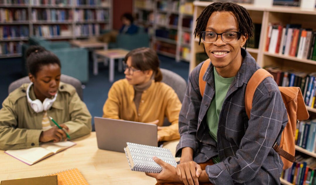 BlkDiasporaNews's tweet photo. The Congressional Black Caucus Foundation Launches New Scholarship For Underrepresented Students In STEM
https://t.co/fqgSpr2yVh
#pocit #peopleofcolorintech #blackdiasporanews #cbc #scholarships #stem @pocintech https://t.co/UMN2DeiYcz
