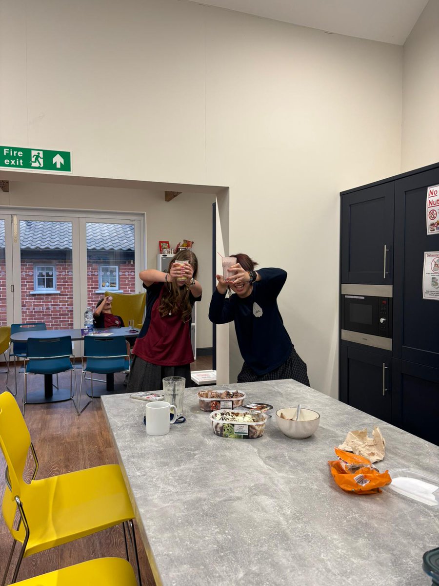 ihsboarding's tweet photo. Smoothie heaven last night in boarding. Thanks Miss Taylor for organising. https://t.co/atJ25ssndd