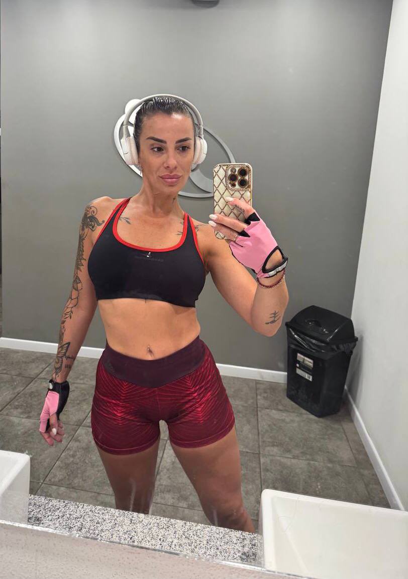 Είμαι 45 ετών και μόλις τελείωσα την γυμναστική μου.
Εσείς οι πιτσιρίκες κάντε κανένα τσιγάρο και αφήστε εμένα να σας παίρνω ολους τους άντρες😚