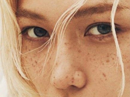 dailylixiee's tweet photo. love it so much when his beautiful freckles are super visible 💕 https://t.co/2gEUTHIBwg