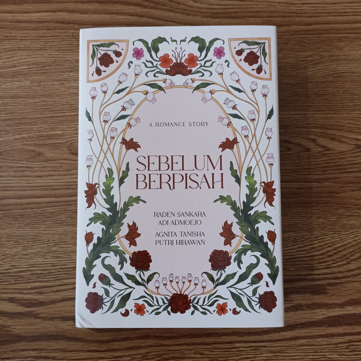 jualanobi's tweet photo. WTS NOVEL SEBELUM BERPISAH

125k (dapat diskon toko pilihan) 
🏷Final price 115k

terdapat sedikit damage karena pengiriman seperti di thread, terletak di sudut bawah buku

Dom Depok 🍊 https://t.co/xjaqreGvzP