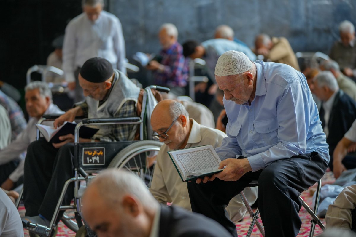 ذَٰلِكَ هُدَى اللَّهِ يَهْدِي بِهِ مَن يَشَاءُ مِن عِبَادِهِ ۚوَلَوْ أَشْرَكُوا لَحَبِطَ عَنهُم مَّا كَانُوا يَعْمَلُونَ

یہ اللہ کی خاص ہدایت ہے جسکے ذریعہ وہ بندوں میں سے جسے چاہتا ہے ہدایت کرتا ہے اوراگر انہوں نے شرک کیا ہوتا تو انکے سب عمل برباد ہوجاتے جو وہ کرتےتھے

انعام88