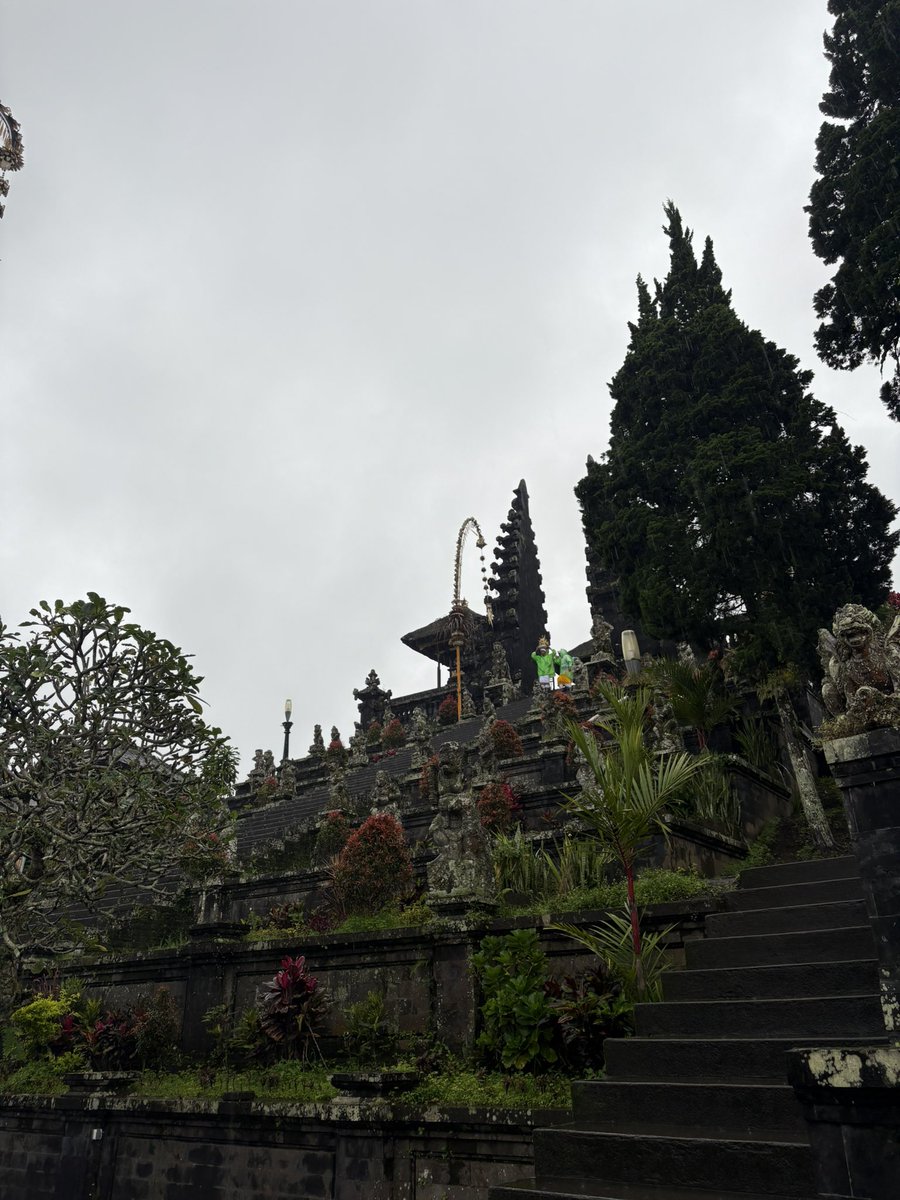 ArVe2412's tweet photo. The absolutely stunning great Pura Besakih Temple of Bali 🇮🇩 https://t.co/e29PrkyS4x