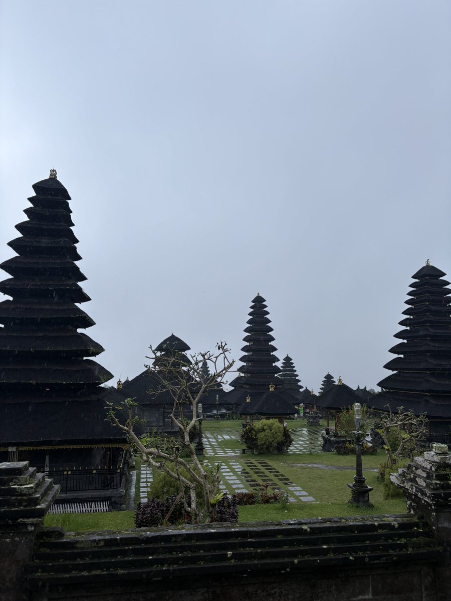 ArVe2412's tweet photo. The absolutely stunning great Pura Besakih Temple of Bali 🇮🇩 https://t.co/e29PrkyS4x