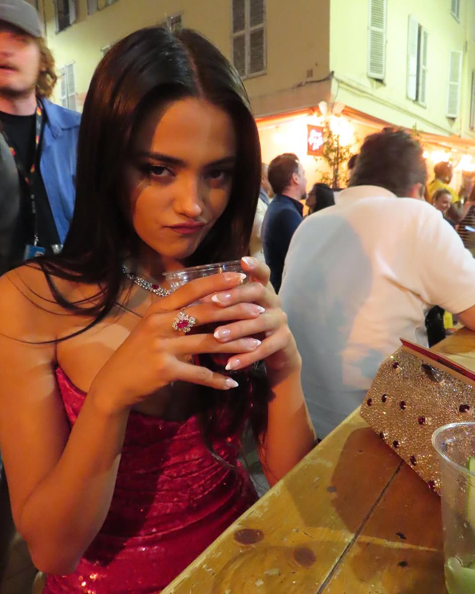 Guitar_Culture's tweet photo. Maia Reficco via Instagram at #Cannes β€οΈβπ₯
#PLLOS https://t.co/YHZGVkk7ca