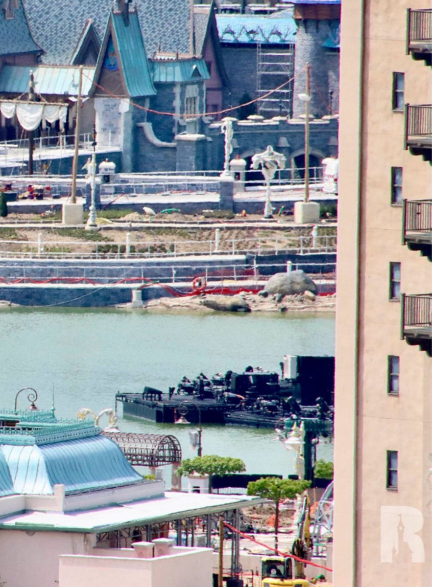 🔧 The Adventure Bay nighttime spectacular testing barge is still out on the Laguna. We can try to guess what these things are for: