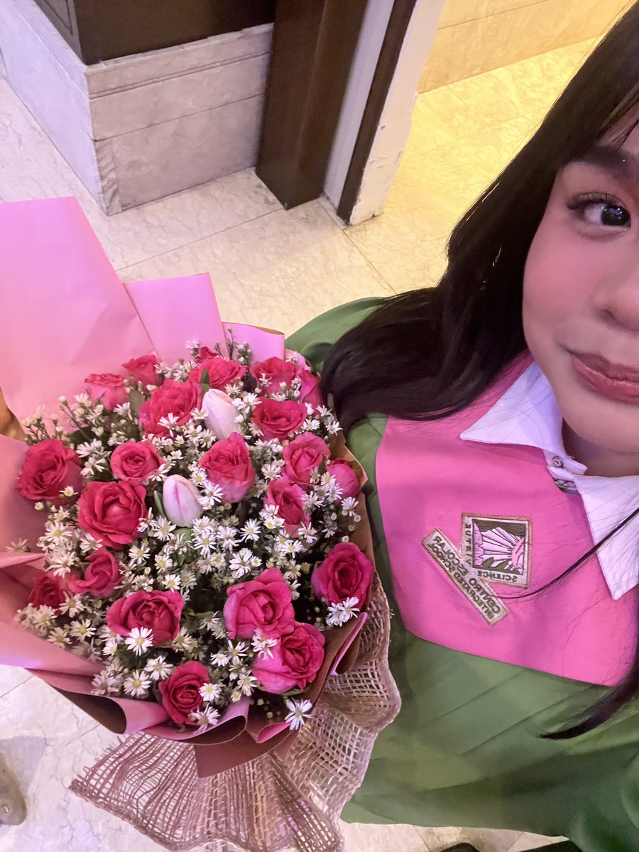 matzhub's tweet photo. face reveal hehe i graduated today !! 🥹 bye bye shs https://t.co/1k98Y8AeS7