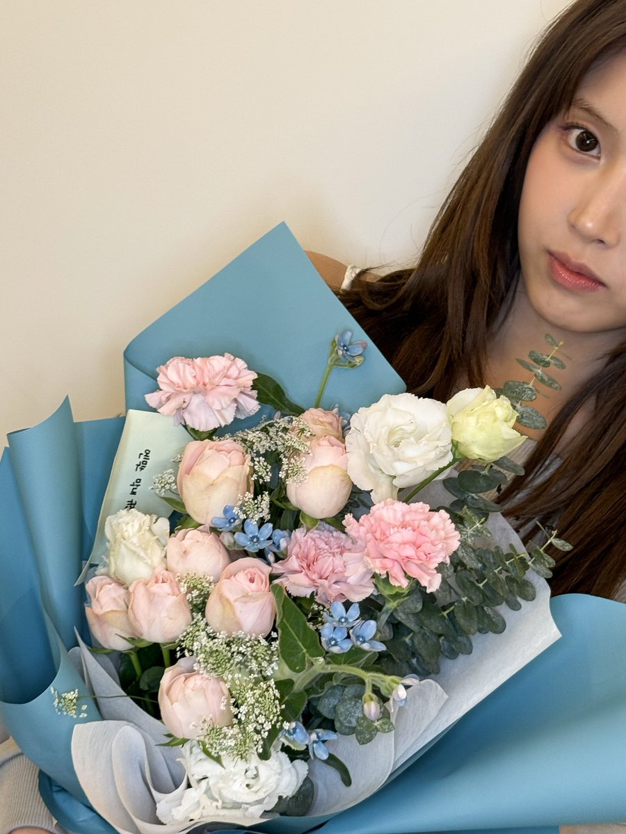 NMIXX_official's tweet photo. [📸] #KYUJIN ’s Coming of Age Day 💐

𐙚‧₊˚🧴✩ ₊˚💘⊹♡
뽀뽀💋~ 음 쪽!

#NMIXX #엔믹스
#지우 #JIWOO
#규진 #KYUJIN https://t.co/ndQQqUYBDR