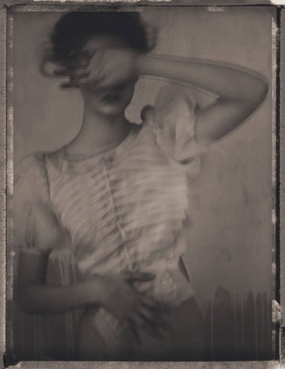 Pleure, les larmes sont les pétales du cœur.

Paul Éluard 

Sarah Moon