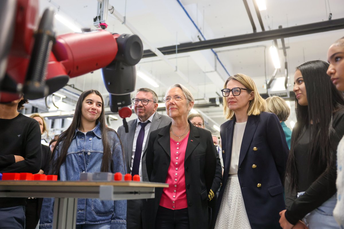 Avec <a href="/Elisabeth_Borne/">Élisabeth BORNE</a>, visite du <a href="/campus_indfutur/">CMQE Industrie du futur Occitanie</a> à l’<a href="/UnivEvry/">Université Évry Paris-Saclay</a>.  

La réindustrialisation et la formation prennent tout leur sens quand elles deviennent actions concrètes dans chaque territoire.

Le Campus rapproche les jeunes de l’industrie avec des parcours innovants, des