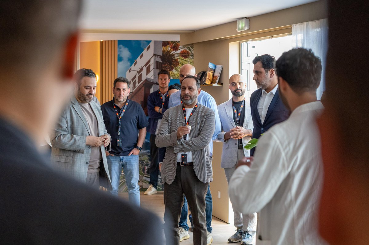 hamedfayez's tweet image. سعدت بزيارة جناح #هيئة_الأفلام في #مهرجان_كان_السينمائي الدولي الذي يمثّل خطوة إستراتيجية ضمن جهود تعزيز الشراكات الدولية في صناعة السينما، ودعم الحراك السينمائي السعودي. 
كما سعدت بلقاء أخي حسن الذوادي، الأمين العام للجنة العليا للمشاريع والإرث في دولة قطر الشقيقة.