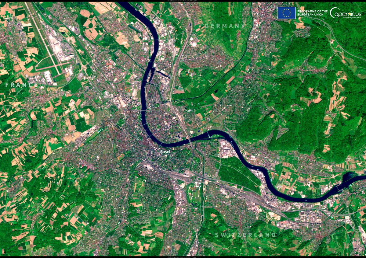 ESA auf Deutsch (@esa_de) on Twitter photo 📸 Dieses Bild, aufgenommen von einem der <a href="/CopernicusEU/">Copernicus EU</a> Sentinel-2-Satelliten am 10. Mai 2025, zeigt die Stadt Basel, die sich auf einzigartige Weise am Schnittpunkt dreier Länder befindet: Frankreich, Deutschland und die Schweiz.
An den Ufern des Rheins gelegen, ist Basel als 📸 Dieses Bild, aufgenommen von einem der <a href="/CopernicusEU/">Copernicus EU</a> Sentinel-2-Satelliten am 10. Mai 2025, zeigt die Stadt Basel, die sich auf einzigartige Weise am Schnittpunkt dreier Länder befindet: Frankreich, Deutschland und die Schweiz.
An den Ufern des Rheins gelegen, ist Basel als