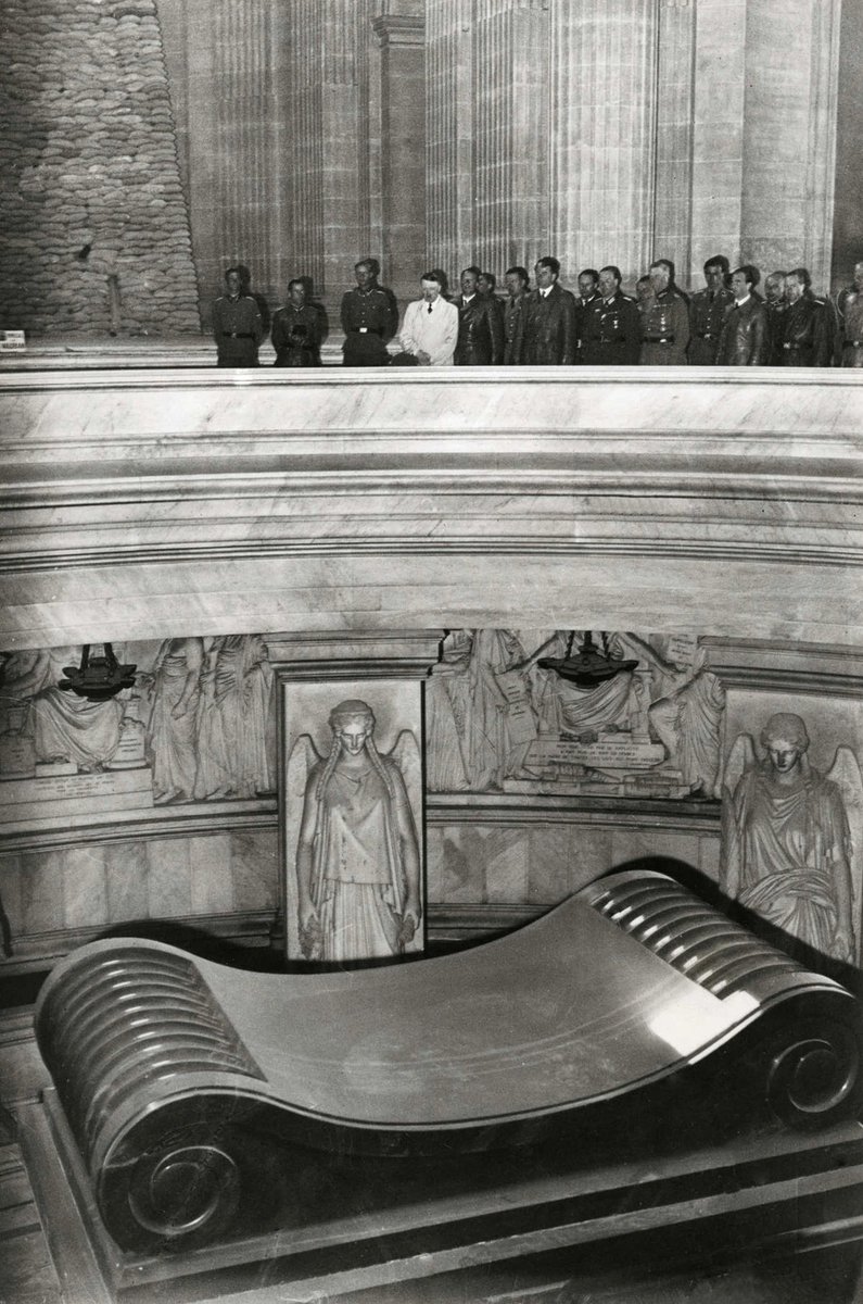 Nazi Almanyası lideri Adolf Hitler ve kurmayları, Paris'teki Les Invalides'te yer alan Napolyon'un mezarını ziyaret ediyor, 1940