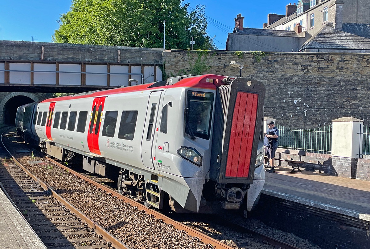 NowtbutaLad's tweet image. A @tfwrail Class 197 arrives into #Conwy station in North #Wales with a Holyhead to Cardiff Central service last Friday evening. Well it makes a change from Northern Rail blue and white. @transport_wales #Railways
