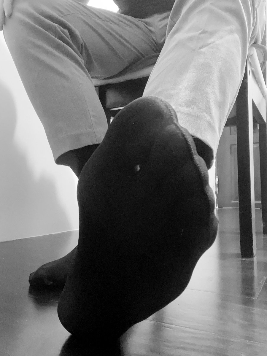脆弱的🧦
.
.
.
.
.
.
.
.

#紳士襪 #黑襪 #皮鞋 #絲襪 #正裝 #鞋襪
#suit #socks #dresssocks #socksfetish
#sheersocks