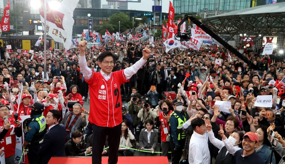 오늘 저녁 서울역에서 유세를 가졌습니다. 

이번 선거 서울에서 가진 첫 집중유세입니다. 
퇴근 시간이었음에도 많은 분들이 현장으로 오셔서 응원해주셨습니다. 

서울에서 이재명 후보를 앞서고 있다는 여론조사가 속속 전해지고 있습니다. 

이제부터 시작입니다. 

대한민국 민심의 풍향계