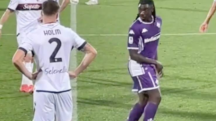 🇮🇹 - Isso é futebol: Emil Holm provocou no primeiro turno e foi provocado depois por Moise Kean. Nenhuma agressão ou hostilidade. O sueco só olhou, Riccardo Orsolini ficou de boa ali no momento e a Fiorentina segue sem títulos em uma temporada bem instável.