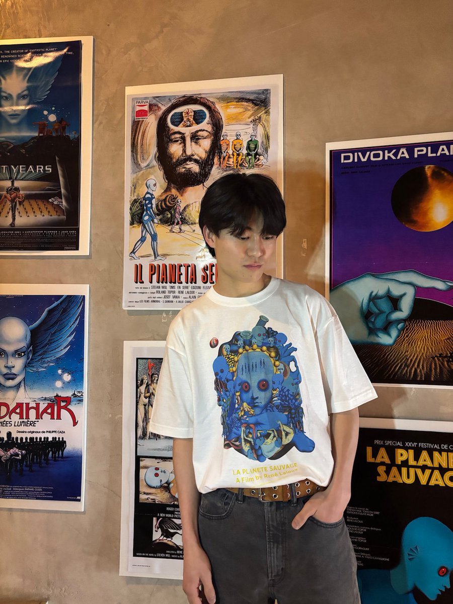 Kazuto_Chrono's tweet photo. 『ファンタスティック・プラネット』
Tシャツを着用させていただきました！！
白と黒の2色展開でめっちゃ可愛いですよね

先行予約販売が開始しているそうなので
ぜひこちらからチェックしてみてください👀
https://t.co/fwBVfPTof8

#渋谷 #HUMAX #シネマ
#映画 #ファンタスティックプラネット https://t.co/96T7DERJkF