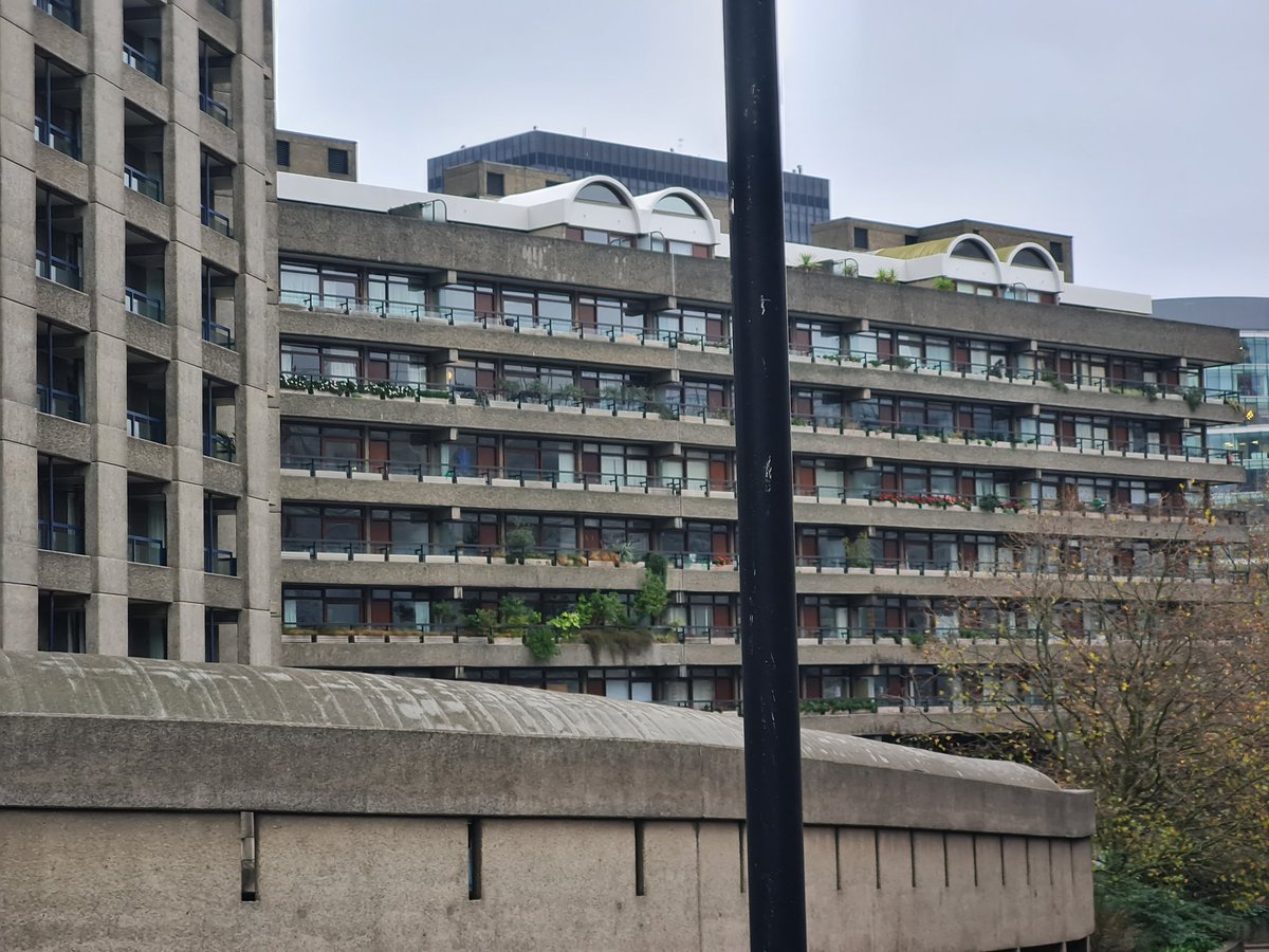 VinnieSull1van's tweet photo. The depressing aura of brutalist architecture gives off the most Soviet of vibes.
Barbican Centre, Silk St, #Barbican, #London, #EC2Y https://t.co/kztZgWIq1q