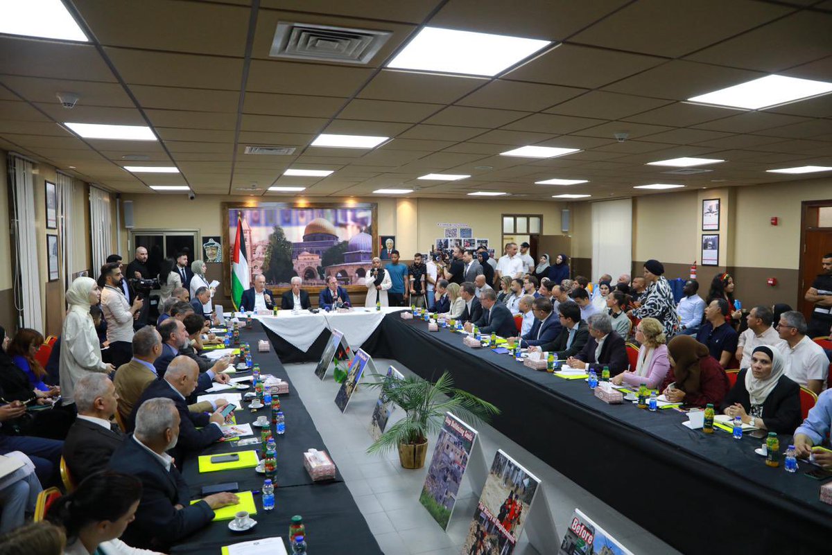 pmofa's tweet image. The Ministry of Foreign Affairs organizes a field tour for ambassadors, consuls, and representatives of international organizations to #Tulkarm Governorate.

الخارجية" تنظم جولة ميدانية للسفراء والقناصل وممثلي المنظمات الدولية إلى محافظة طولكرم

⭕ضم الوفد سفراء وقناصل وممثلي